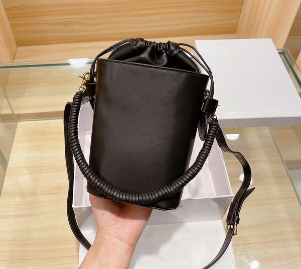 women's classic shoulder bag canvas logo barrel designer bags retro high-end atmosphere luxury simple luxury matching gift box
women's classic shoulder bag canvas logo barrel designer bags retro high-end atmosphere luxury simple luxury matching gift box