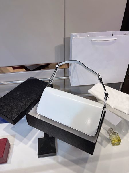 clamshell shoulder bag modern sense be one can be tilted across simple elegant style retro high capacity space is large versatile fashion wi
clamshell shoulder bag modern sense be one can be tilted across simple elegant style retro high capacity space is large versatile fashion wi