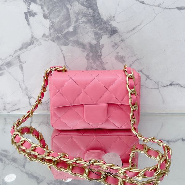 2022ssw calfskin leather classic mini flap bags thick chain shoulder handbags gold metal hardware quilted luxury designer purse outdoor saco
2022ssw calfskin leather classic mini flap bags thick chain shoulder handbags gold metal hardware quilted luxury designer purse outdoor saco