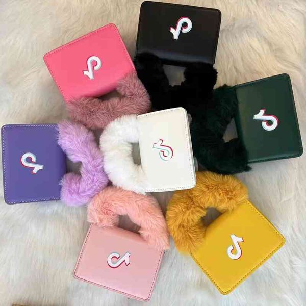 2021 winter new printed small square bag simple pu plush portable women's single shoulder messenger trend
2021 winter new printed small square bag simple pu plush portable women's single shoulder messenger trend