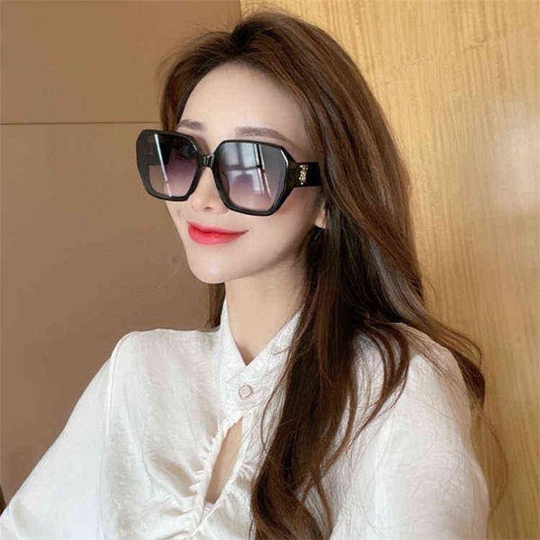 new box men's and women's net red same small sunglasses letter leg be5300 mens leisure, White;black
new box men's and women's net red same small sunglasses letter leg be5300 mens leisure, White;black