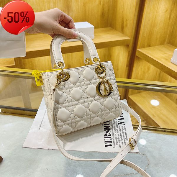 the factory directly texture small fragrance princs of wal 2022 fashion new hand msenger bag foreign style
the factory directly texture small fragrance princs of wal 2022 fashion new hand msenger bag foreign style