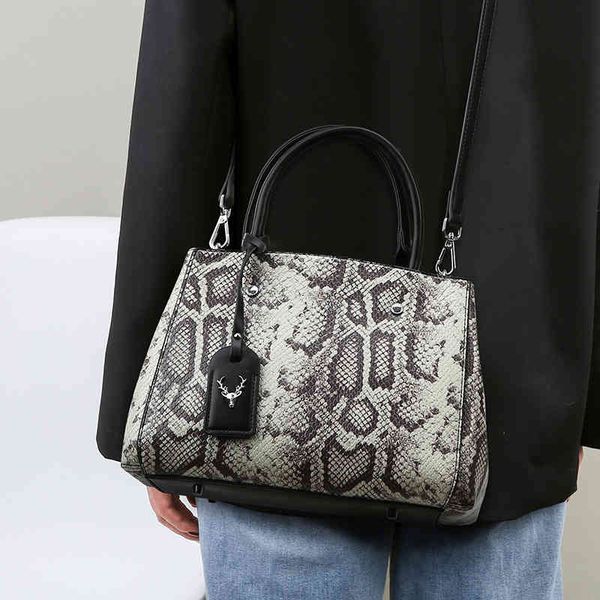 ladies fashion personality trend new brand bag wholesale handbag women's 2022 versatile large capacity single shoulder tote leisure
ladies fashion personality trend new brand bag wholesale handbag women's 2022 versatile large capacity single shoulder tote leisure