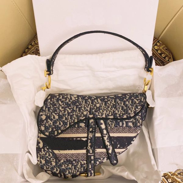 2022 bag fashion ladies crossbody shoulder letter pattern simple style with dustproof
2022 bag fashion ladies crossbody shoulder letter pattern simple style with dustproof