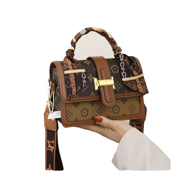 luxury silk scarf small square bag 2022 new design temperament single shoulder women's bag leisure high-end messenger bag
luxury silk scarf small square bag 2022 new design temperament single shoulder women's bag leisure high-end messenger bag