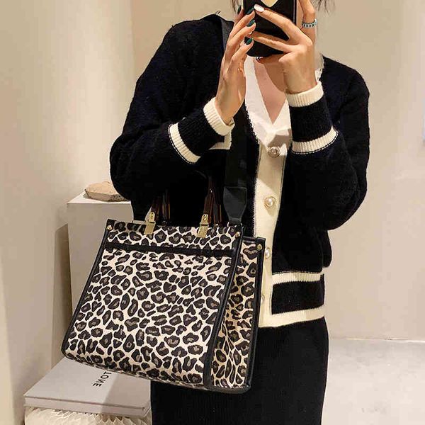ladies fashion personality trend new brand bag wholesale print portable tote women's high-capacity canvas single shoulder
ladies fashion personality trend new brand bag wholesale print portable tote women's high-capacity canvas single shoulder