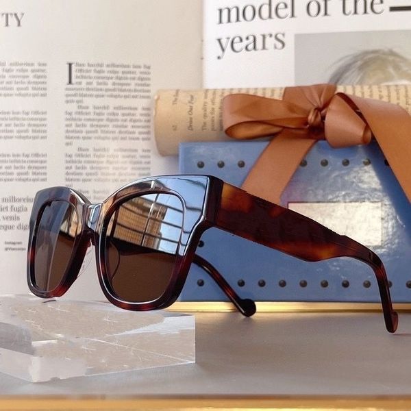 2021 women men sunglasses red yellow split joint width plank frame square transparent lenses available with box, White;black
2021 women men sunglasses red yellow split joint width plank frame square transparent lenses available with box, White;black