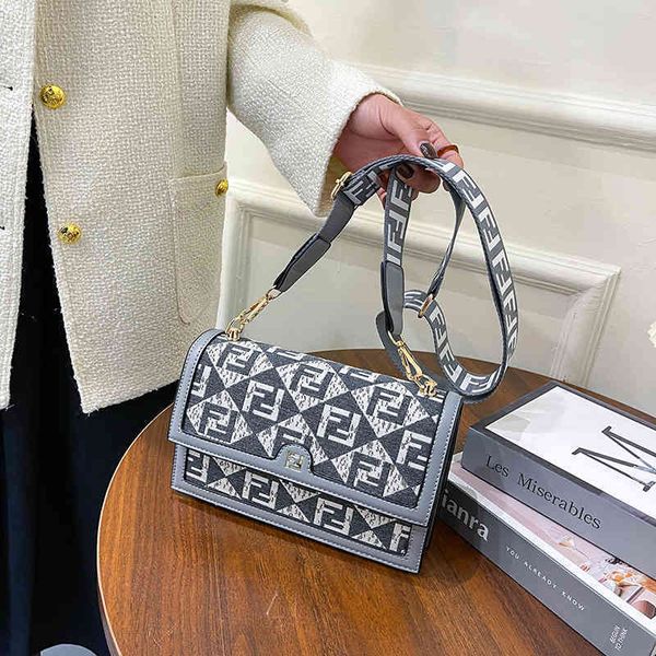 explosion portable autumn and winter style double bandwidth shoulder single diagonal straddle
explosion portable autumn and winter style double bandwidth shoulder single diagonal straddle