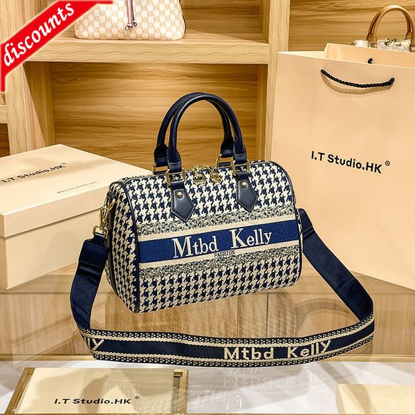 fashion brand trendy ladies bags direct sale leather women's large capacity portable single shoulder messenger new trend
fashion brand trendy ladies bags direct sale leather women's large capacity portable single shoulder messenger new trend