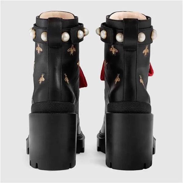 2022 embroidered leather ankle boot with belt 557735 ayo10 1000 luxury designer boots women fashion classic martin desert sneakers285z, Black
2022 embroidered leather ankle boot with belt 557735 ayo10 1000 luxury designer boots women fashion classic martin desert sneakers285z, Black