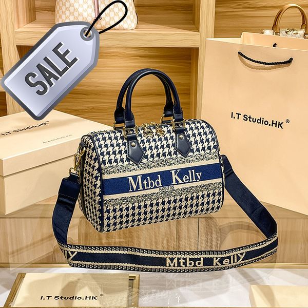 large capacity portable shoulder women's wholesale s new fashion all match handbags
large capacity portable shoulder women's wholesale s new fashion all match handbags