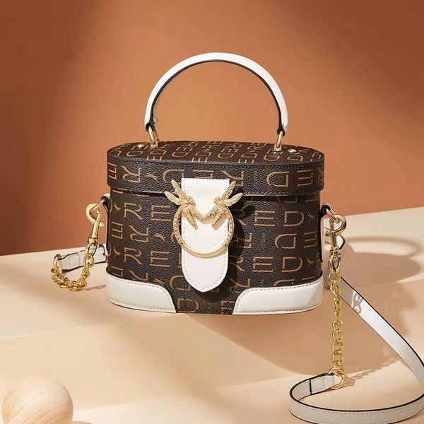 red dragonfly large-capacity high-value one-shoulder messenger bag women's portable hand-carrying versatile and practical to go out
red dragonfly large-capacity high-value one-shoulder messenger bag women's portable hand-carrying versatile and practical to go out