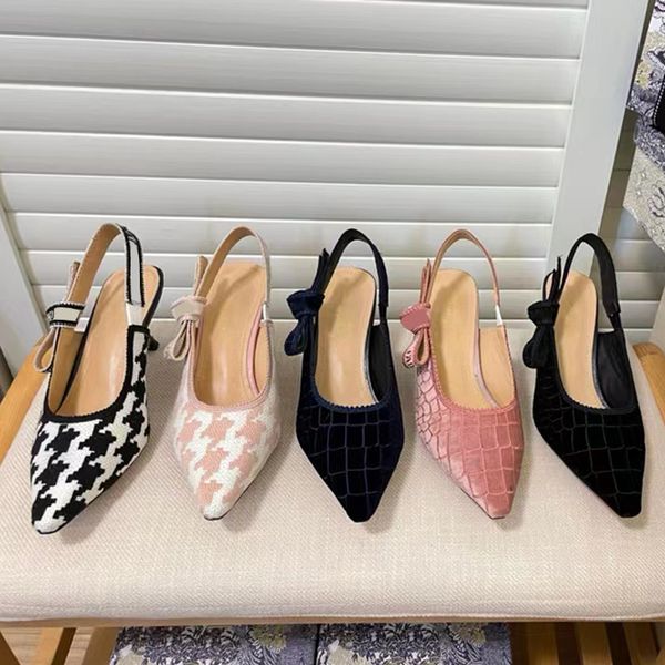 luxurys designers heels women sandals fashion dress shoes classic party wedding shoe summer limit velvet printing style temperament sandal v, Black
luxurys designers heels women sandals fashion dress shoes classic party wedding shoe summer limit velvet printing style temperament sandal v, Black