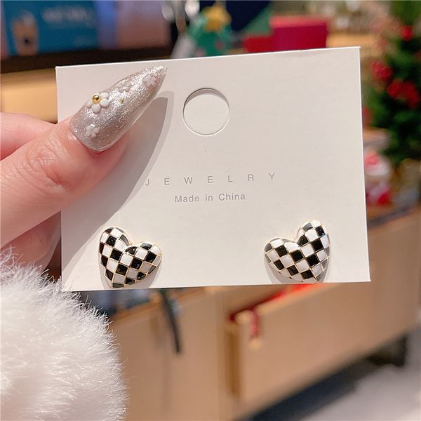 autumn and winter black white chessboard lattice love earrings female minority exquisite temperament s925 silver needle heart, Golden;silver
autumn and winter black white chessboard lattice love earrings female minority exquisite temperament s925 silver needle heart, Golden;silver