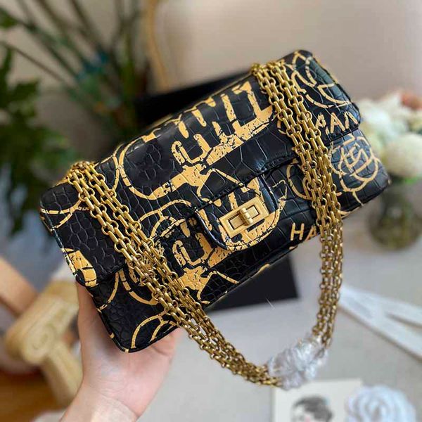 25cm women blue white shoulder bag crocodile graffiti pattern designer bag gold-tone metal chain hardware color painting high capacity frenc
25cm women blue white shoulder bag crocodile graffiti pattern designer bag gold-tone metal chain hardware color painting high capacity frenc