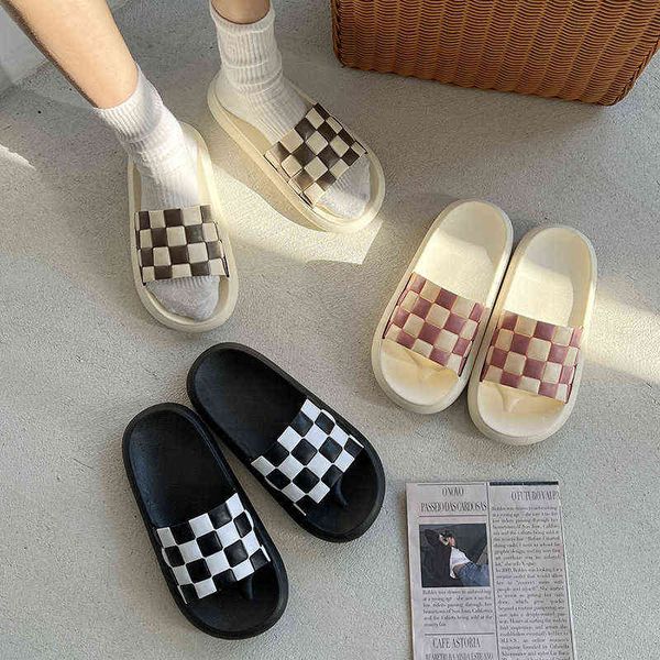 2022 new black and white chessboard stepping on shit slippers female couple home bathroom bath soft bottom slippers female t220728
2022 new black and white chessboard stepping on shit slippers female couple home bathroom bath soft bottom slippers female t220728