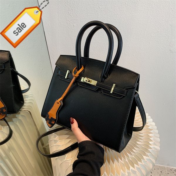 2022 new pattern handbag large shoulder bagwomen's vintage fashion versatile factory outlet
2022 new pattern handbag large shoulder bagwomen's vintage fashion versatile factory outlet