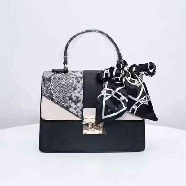 ladies fashion trend new brand bag wholesale home 2021 solid color patent leather texture chain armpit single shoulder women's
ladies fashion trend new brand bag wholesale home 2021 solid color patent leather texture chain armpit single shoulder women's