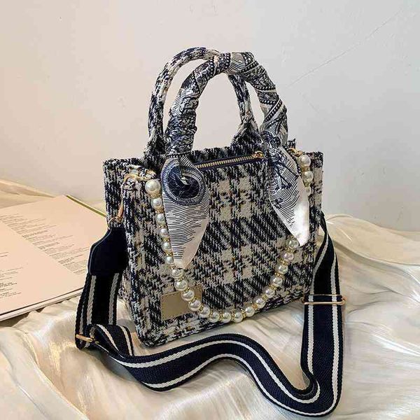 large capacity summer 2022 new portable embroidery thread women's fashion temperament messenger leather shoulder bag 
large capacity summer 2022 new portable embroidery thread women's fashion temperament messenger leather shoulder bag