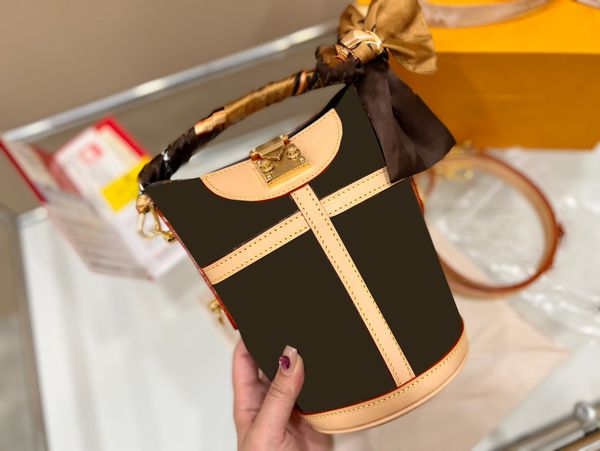 embossed letter bags lady l wallet letters pattern luxurys designers bags silk scarf cowhide leather women crossbody bag shoulder handbag pu
embossed letter bags lady l wallet letters pattern luxurys designers bags silk scarf cowhide leather women crossbody bag shoulder handbag pu