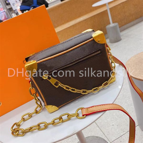 luxury designer cosmetic case mans cross-body bag ladies lunch boxbags simple lipstick powder portable box storage handbag metal chain shoul
luxury designer cosmetic case mans cross-body bag ladies lunch boxbags simple lipstick powder portable box storage handbag metal chain shoul