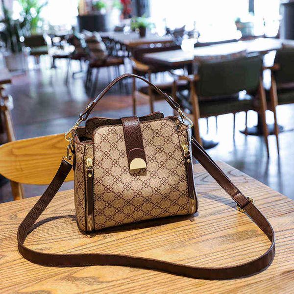 women bag 2021 newfashion trend with handle luxury for female shoulder bags crossbody leather vintage fashion small plaid handbags wholesale
women bag 2021 newfashion trend with handle luxury for female shoulder bags crossbody leather vintage fashion small plaid handbags wholesale