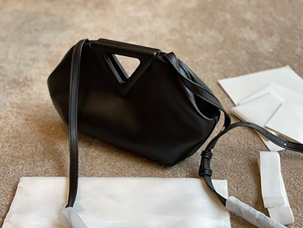 the latest inverted triangle hand-held single shoulder messenger bag is simple but not simple. quality cold air integrated handle
the latest inverted triangle hand-held single shoulder messenger bag is simple but not simple. quality cold air integrated handle