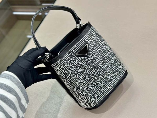 womens designer 2023 new bucket bag luxurys designer bag can be carried by hand or cross-hung with double compartments
womens designer 2023 new bucket bag luxurys designer bag can be carried by hand or cross-hung with double compartments