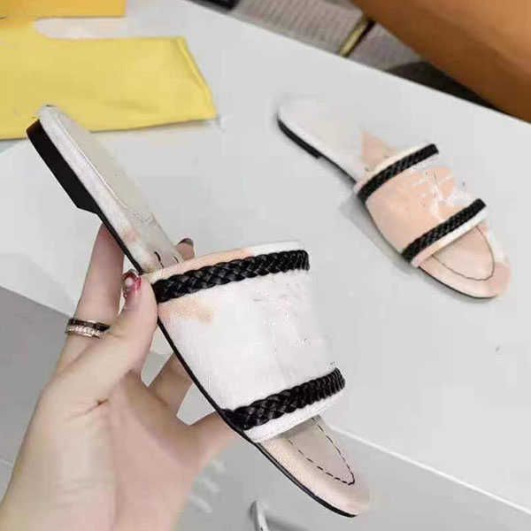 2021-woman slipper designer slipper quality casual slipper fabric printing and embroidery flip flops size 35-42 with box, Black
2021-woman slipper designer slipper quality casual slipper fabric printing and embroidery flip flops size 35-42 with box, Black