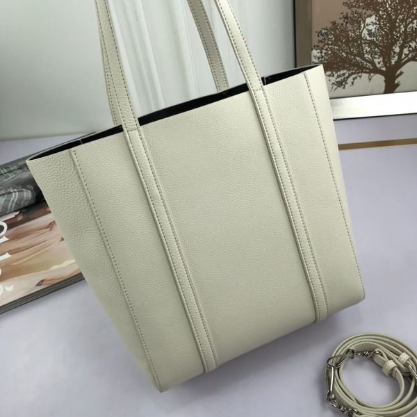 2022 new everyday tote brand luxury women's handbag with shoulder strap can be cross-body calfskin soft material shopping bag 2 size
2022 new everyday tote brand luxury women's handbag with shoulder strap can be cross-body calfskin soft material shopping bag 2 size
