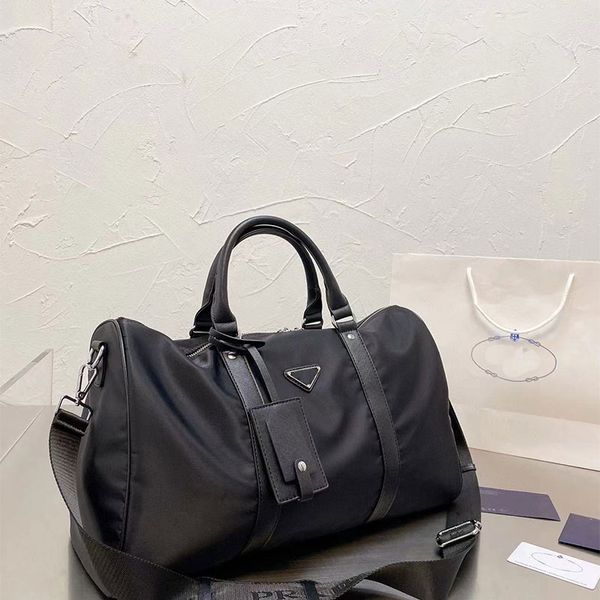 train travel bag classic fashion party large capacity school moving black luggage storage bag gift
train travel bag classic fashion party large capacity school moving black luggage storage bag gift