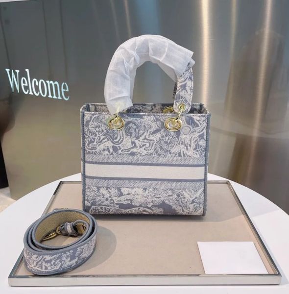 fashion accessories djia designer princess diana handbag lady d-lite reverse print embroidery triangular mark shoulder purse monochrome prin, Silver
fashion accessories djia designer princess diana handbag lady d-lite reverse print embroidery triangular mark shoulder purse monochrome prin, Silver