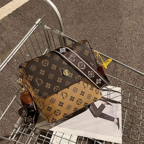 double color bucket female style vibrato tiktok wide strap satchel popular in shoulder bag factory store online
double color bucket female style vibrato tiktok wide strap satchel popular in shoulder bag factory store online