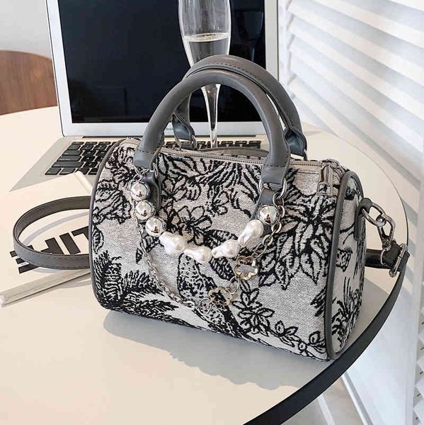 2022 factory wholesale new texture small women's fashion portable boston cylinder messenger pillow bag
2022 factory wholesale new texture small women's fashion portable boston cylinder messenger pillow bag