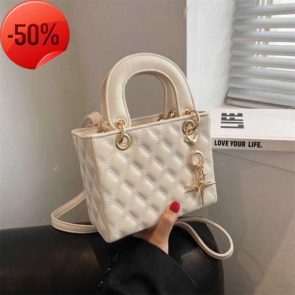 the factory directly women's single shoulder msenger 2022 new summer daifei bag fashion portable zipper bag
the factory directly women's single shoulder msenger 2022 new summer daifei bag fashion portable zipper bag