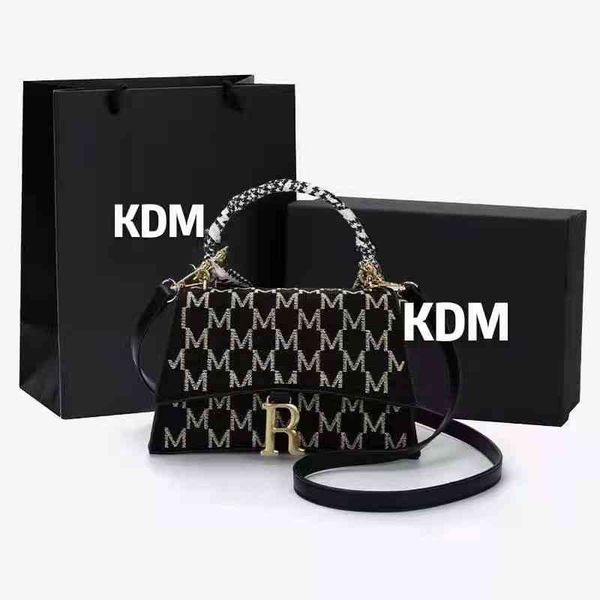 texture high-class style women's portable new small square messenger bag fashion brands popular ladies shoulder handbags celebrity shop
texture high-class style women's portable new small square messenger bag fashion brands popular ladies shoulder handbags celebrity shop