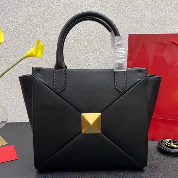 catwalk models diagonal shoulder bags retro large rivets decorated with plaid pattern genuine leather women's new fashion large capacit
catwalk models diagonal shoulder bags retro large rivets decorated with plaid pattern genuine leather women's new fashion large capacit