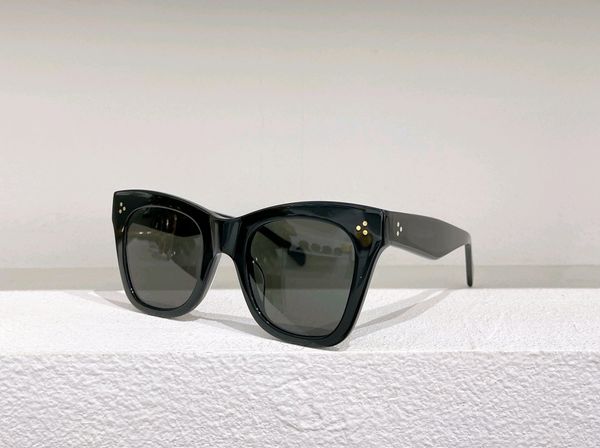 classic square sunglasses black dark grey lens women sun shades with box, White;black
classic square sunglasses black dark grey lens women sun shades with box, White;black