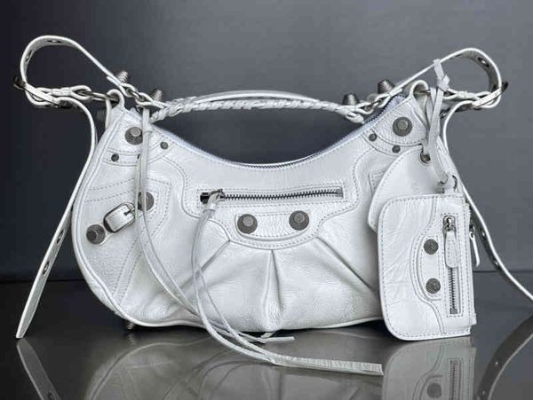 handbags new locomotive armpit three in one month tooth oil wax leather rivet half moon dumpling burst crack
handbags new locomotive armpit three in one month tooth oil wax leather rivet half moon dumpling burst crack