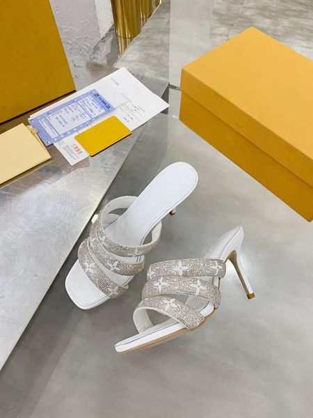 crystal diamond decoration sandals stilettos thick heels flat shoes to choose fashionable and simple women outdoor casual slippers, Black
crystal diamond decoration sandals stilettos thick heels flat shoes to choose fashionable and simple women outdoor casual slippers, Black