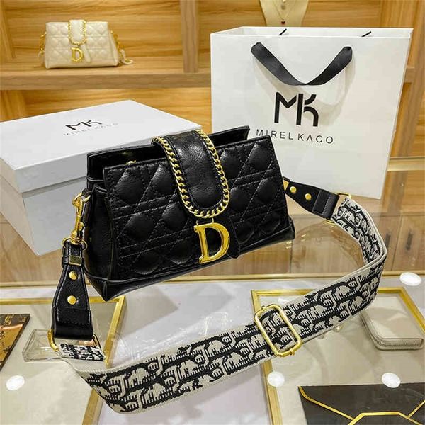 hong fashion leather women's pearl chain rhomboid single oblique span small square purses outlet online
hong fashion leather women's pearl chain rhomboid single oblique span small square purses outlet online
