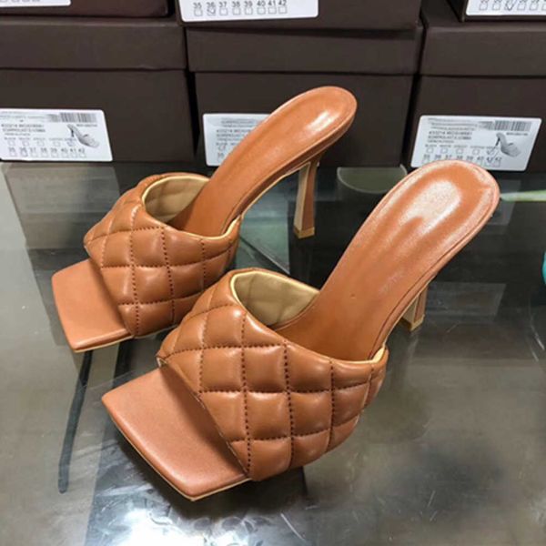 2022s designer leather high heel slippers leather lingge dark green brown sandals brand boots, Black
2022s designer leather high heel slippers leather lingge dark green brown sandals brand boots, Black