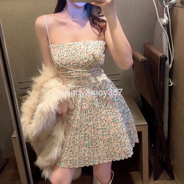 casual dresses gentle feminine floral suspender pleated design dress with slim waist women's, Black;gray
casual dresses gentle feminine floral suspender pleated design dress with slim waist women's, Black;gray