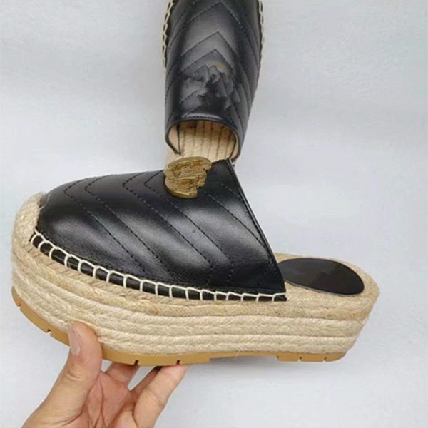 2022 sandals womens slippers leather slide black and white leather sandals womens high heels womens alphabet shoes 35-41
2022 sandals womens slippers leather slide black and white leather sandals womens high heels womens alphabet shoes 35-41