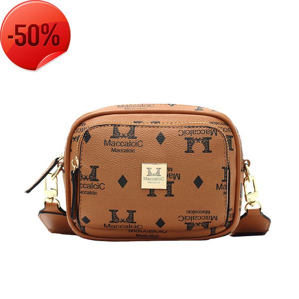 luxury designernew women's korean version 2022 spring and summer fashion trendy one shoulder diagonal printing small square bag
luxury designernew women's korean version 2022 spring and summer fashion trendy one shoulder diagonal printing small square bag