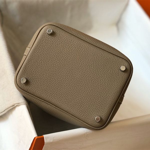 7a designer bag picotin lock bag women purse tote bucket handmade luxury handbags classic fashion togo leather canvas shopping retro h gold
7a designer bag picotin lock bag women purse tote bucket handmade luxury handbags classic fashion togo leather canvas shopping retro h gold
