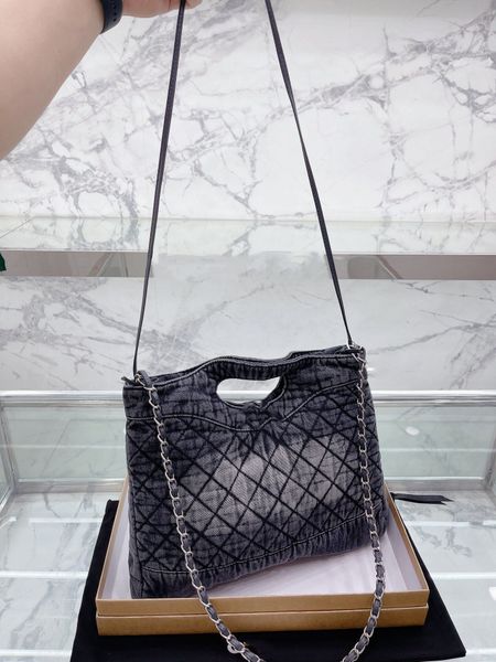 2022ss designer denim maxi jumbo classic flip bag quilted satin chain cross handheld luxury designer street cool large capacity outdoor trav
2022ss designer denim maxi jumbo classic flip bag quilted satin chain cross handheld luxury designer street cool large capacity outdoor trav