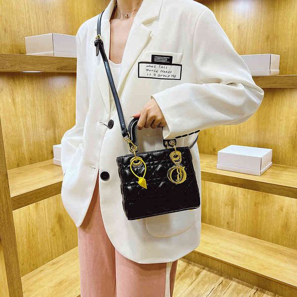 women's fashion personality trend brand bag wholesale straight 2022 new color contrast portable small square simple and sewing single s
women's fashion personality trend brand bag wholesale straight 2022 new color contrast portable small square simple and sewing single s
