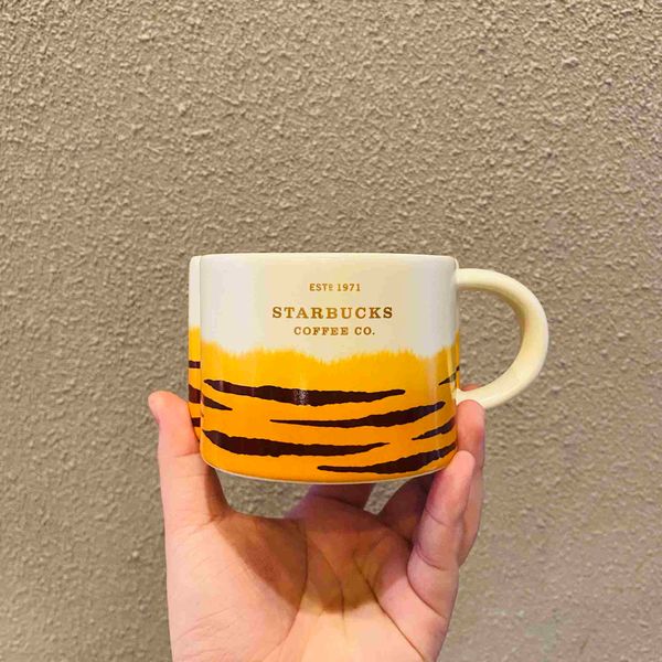 starbucks 2022 tiger new year gift traditional cute tiger platinum pattern lucky palm ceramic mug
starbucks 2022 tiger new year gift traditional cute tiger platinum pattern lucky palm ceramic mug