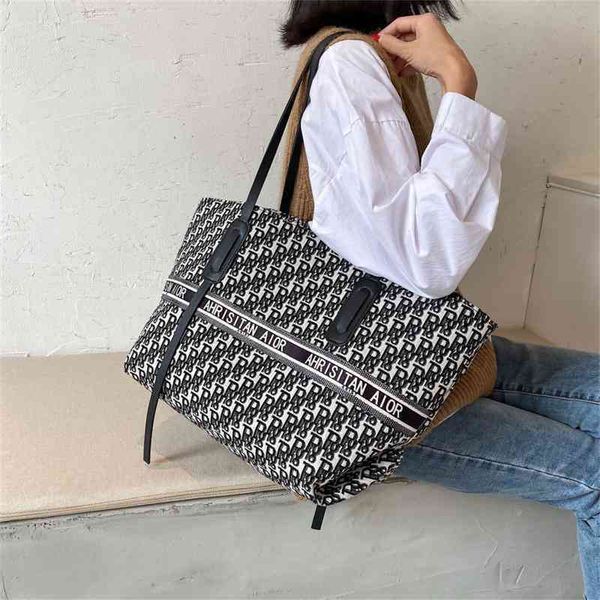 design early autumn new denim large capacity bag women's white shoulder popular portable tote bag hands
design early autumn new denim large capacity bag women's white shoulder popular portable tote bag hands